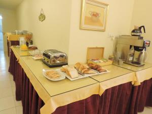 特雷利乌加利西亚酒店的上面有三明治和面包的桌子