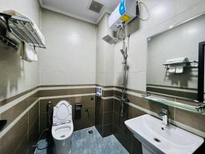 河静THÀNH HỒNG HOTEL的一间带水槽、卫生间和镜子的浴室