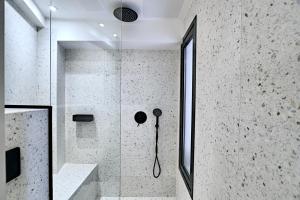 阿齐亚佩拉加ELMARAL living experience "Adults Only"的浴室里设有玻璃门淋浴