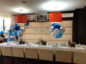 索非亚Hotel Dream的一张桌子,里面装有蓝色和白色的气球
