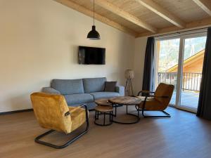RattendorfApartmán Michal的客厅配有沙发和桌椅