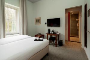 阿默斯福特海特科鲁斯特尔酒店的酒店客房,配有床和电视