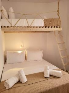 MármaraStavros Residence的一间卧室配有双层床和2条毛巾