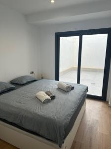 阿尔加德萨Modern duplex in Alcaidesa Links II的一间卧室配有一张大床和两个枕头