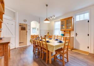 布罗德斯泰Goodwin Cottage的厨房以及带桌椅的用餐室。