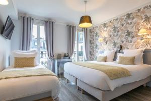 巴黎辉煌酒店的一间卧室设有两张床和窗帘墙