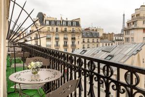 巴黎辉煌酒店的市景阳台配有桌椅