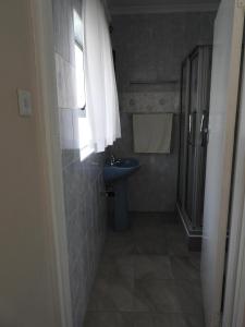 哈拉雷2 Bed Apt with en-suite and kitchenette - 2066的一间带水槽和淋浴的小浴室
