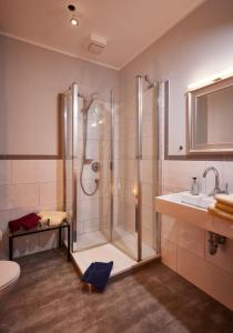 施魏希Hotel zum Stern的带淋浴和盥洗盆的浴室