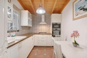 比拉夫洛尔Finca Keyfer的厨房配有白色橱柜和白色台面