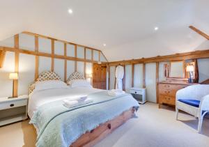 BenendenIden Green Farm Stables的一间卧室配有一张大床和一个梳妆台