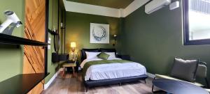 寄寓 Ji-Yu的绿色卧室配有床和椅子