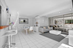 图卢兹Prat d'Albis - Appt avec terrasse的客厅配有沙发和桌子