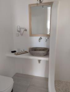 提诺斯Allegro suite的一间带水槽和镜子的浴室