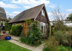 霍克赫斯特Rose Cottage的一座带木门的小砖屋