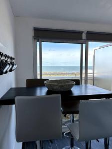 滨海苏拉克Appartement vue mer的一张桌子和椅子,享有海景
