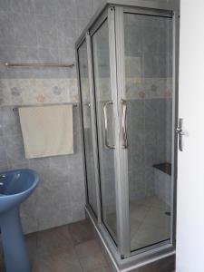 哈拉雷2 bedroomed apartment with en-suite and kitchenette - 2069的带淋浴和盥洗盆的浴室