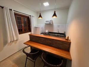 帕尔杜河畔圣若泽Pousada Terra Rossa的厨房配有带2把椅子的柜台和台面