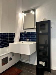 滨海苏拉克Appartement vue mer的一间带水槽和镜子的浴室