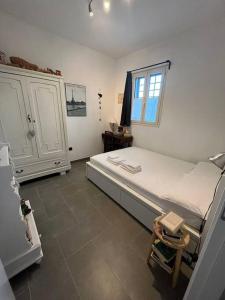 桑尼科拉Residenza SA - tra mare e campagna的一间卧室设有一张床和一个窗口