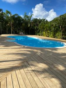 帕佩托艾Villa Honu - Legends Residences - Stunning Ocean Views的木制甲板上的蓝色游泳池