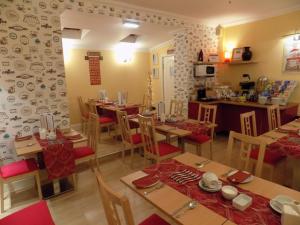 布莱克浦诺伍德住宿加早餐旅馆的用餐室配有木桌和红色椅子