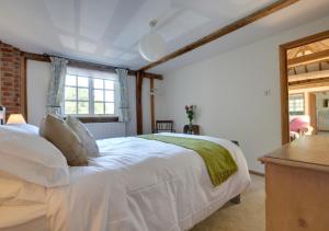 滕特登Wagon Lodge at Forstal Farm的卧室配有白色的床和窗户。