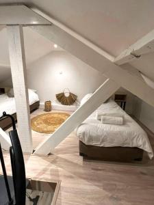 蒂尔堡Gezellig appartement, Gerenoveerd eind 2022的阁楼间 - 带2张床和地毯