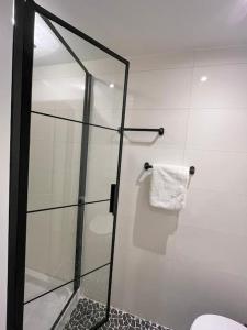 蒂尔堡Gezellig appartement, Gerenoveerd eind 2022的浴室内带卫生间的玻璃淋浴间