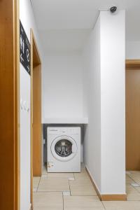 克卢日-纳波卡DD Boutique Apartments的洗衣房内的洗衣机和烘干机