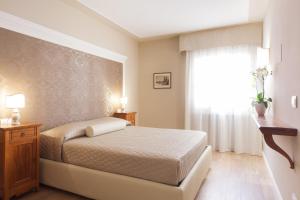 维罗纳佩拉公寓的一间卧室设有一张床和一个窗口