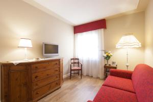 维罗纳佩拉公寓的客厅配有红色沙发和电视