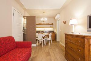 维罗纳佩拉公寓的客厅配有红色的沙发和桌子