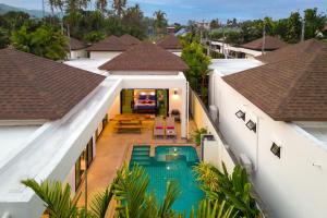 拉威海滩Thai-Themed 3br Boutique Villa by Intira Villas的享有带游泳池的房屋的空中景致