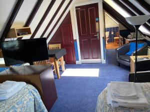 斯特灵Loch Arklet House的阁楼间设有床和客厅。