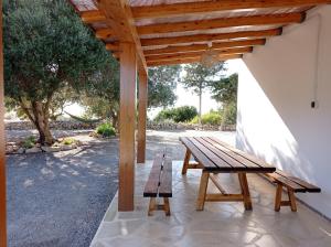 艾斯库拜尔斯萨文亚乡间别墅度假屋的天井上的木餐桌和长凳