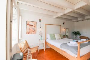 波尔图Douro Dreams的卧室配有一张床和一张桌子