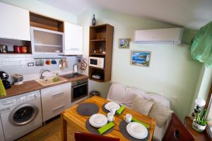 旧扎戈拉Gabko Apartment - great location and a comfortable stay!的一个带桌子和水槽的小厨房