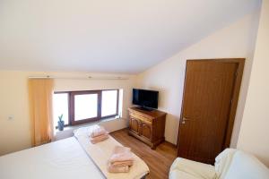 旧扎戈拉Gabko Apartment - great location and a comfortable stay!的一间小卧室,配有一张床和电视