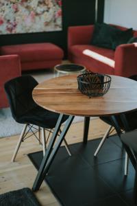 巴拉顿诺尔马迪Halacs Homes- Boutique cabins, Boutique Cabin的客厅配有一张桌子和两把椅子