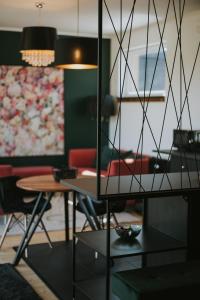 巴拉顿诺尔马迪Halacs Homes- Boutique cabins, Boutique Cabin的客厅配有桌椅和桌子。