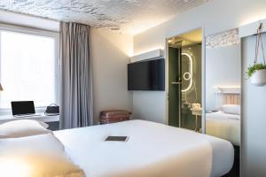 巴黎ibis Paris Nation Davout的酒店客房设有白色的床和窗户。