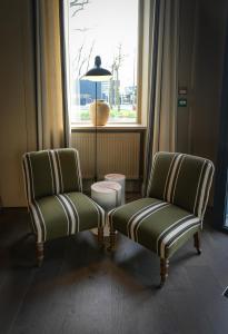 圣马洛Otonali Hôtel by Breizh Café的窗户客房内的两把椅子和一张桌子