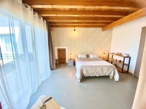 BarbaggioChambres d’hôtes A Casa Di Marigaby的一间卧室设有一张床和一个大窗户