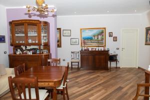马丁纳弗兰卡B&B Sogno di Valle D'itria的一间带桌子的客厅和一间餐厅