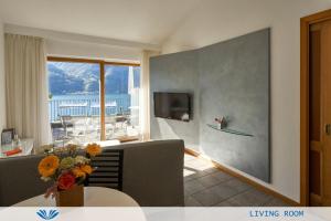 波尔莱扎帕可圣马可海滩假日高尔夫及温泉酒店的客厅设有桌子和大窗户