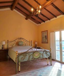 富切基奥Villa Donnola: casa Rosmarino的一间卧室,卧室内配有一张大床