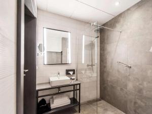 比亚韦斯托克Mercure Bialystok的一间带水槽和淋浴的浴室