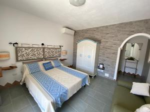布多尼Sa Domo De Rosa的一间卧室配有一张床和镜子