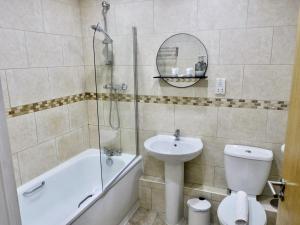 曼彻斯特2 Bed Modern Apartment Manchester City Centre的浴室配有卫生间、盥洗盆和淋浴。